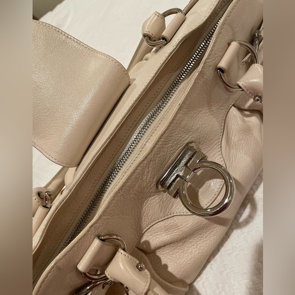 Salvatore Ferragamo Gancini Marissa Leather Zippered Cream Purse - Picture 4 of 6